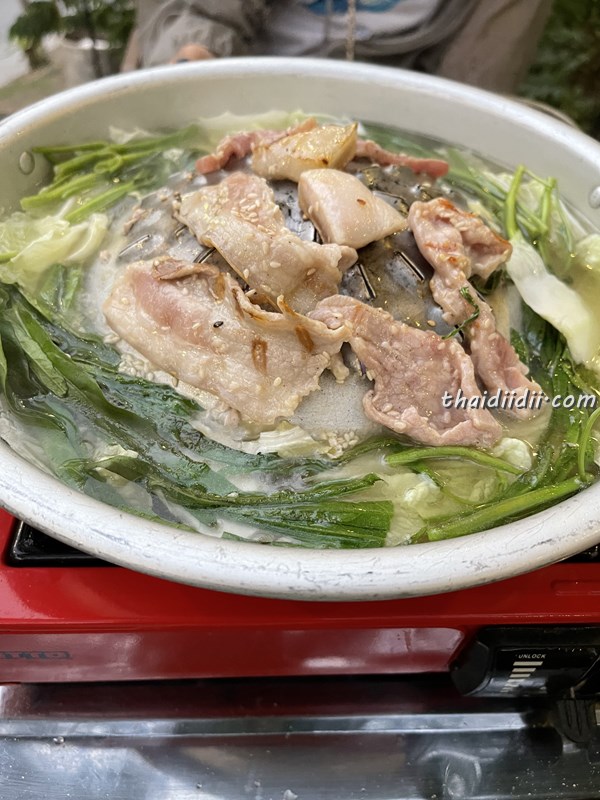 メーオーンでムーガタを食べる