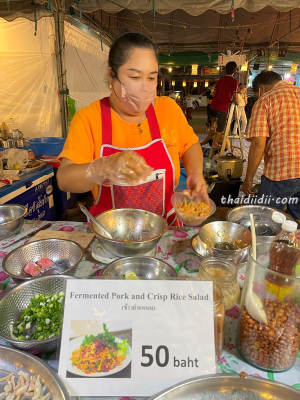 スコータイのお祭りのネームクルックの屋台　