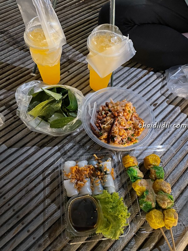 スコータイのお祭りの屋台で夕飯